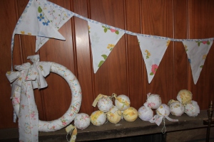 A bunting, a wreath and 12 fabric ornaments. Split it up and give as gifts or adorn your own little world with vintage loveliness. Perfect for that shabby vintage look, a girl's room, a nursery or kitchen. Possibilities are endless! 